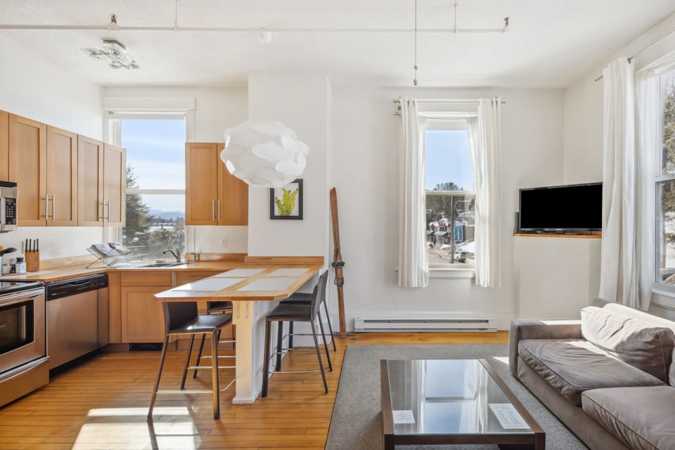 Suite 02-Living Room
