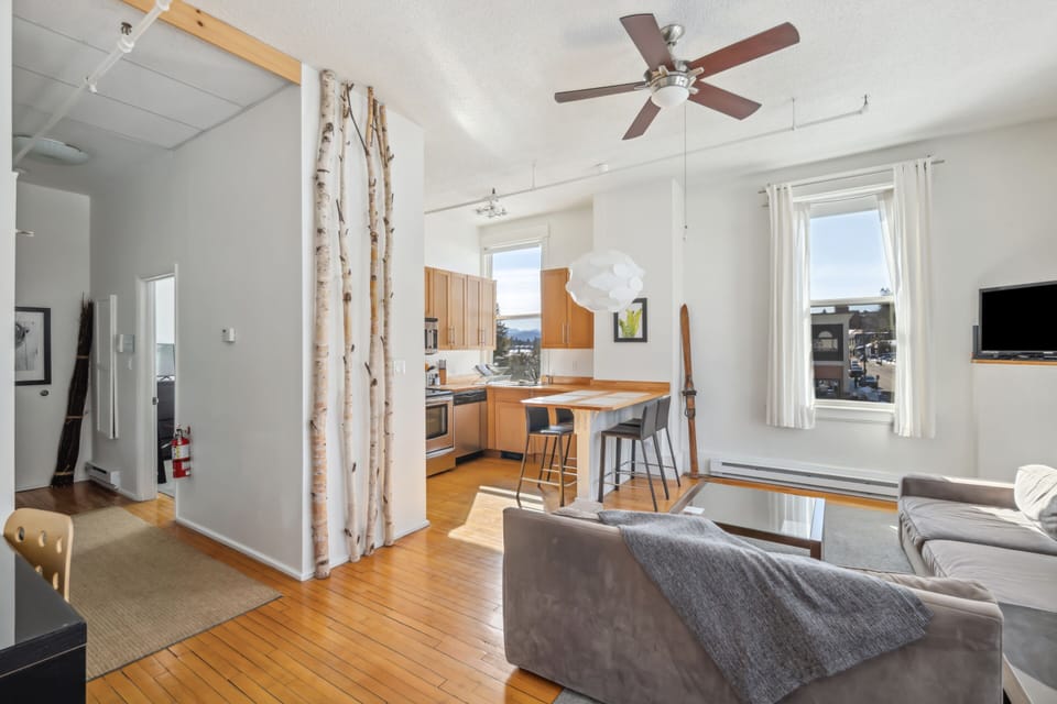 Suite 02-Living Room