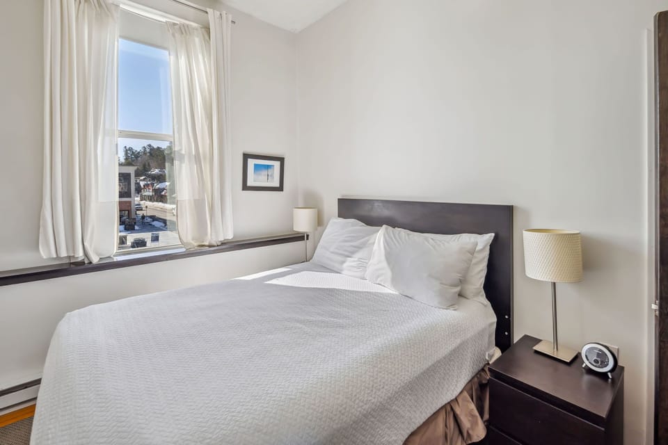 Suite 02-Bedroom