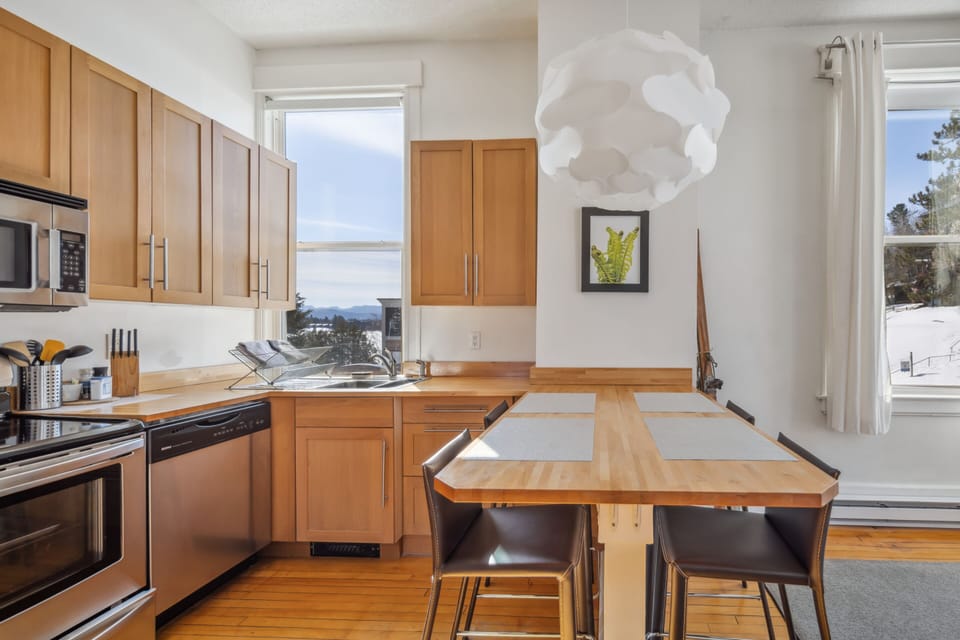 Suite 02-Kitchen