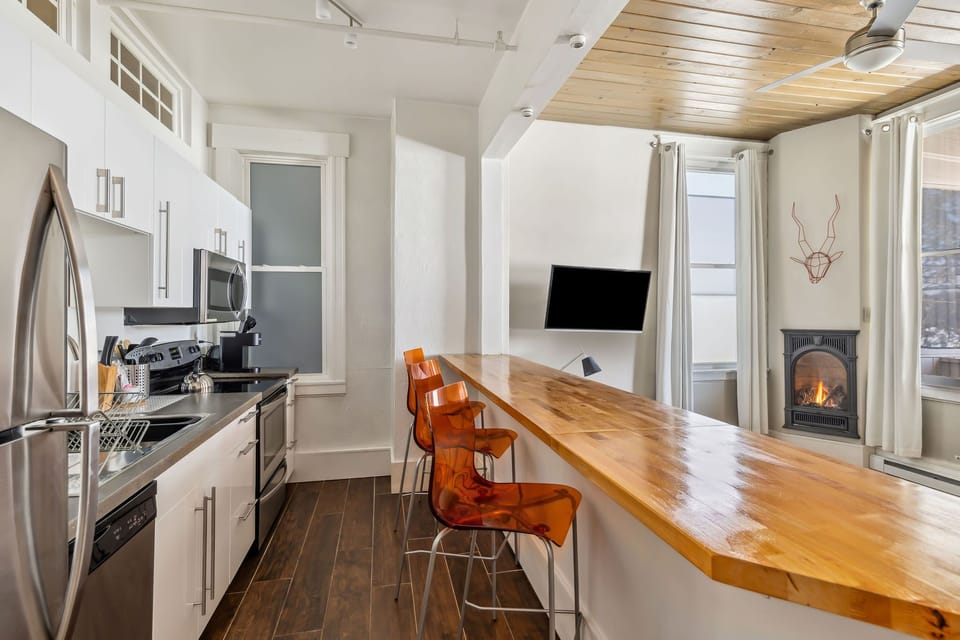Suite 03-Kitchen