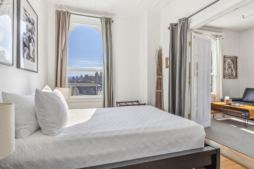Suite 06-Bedroom