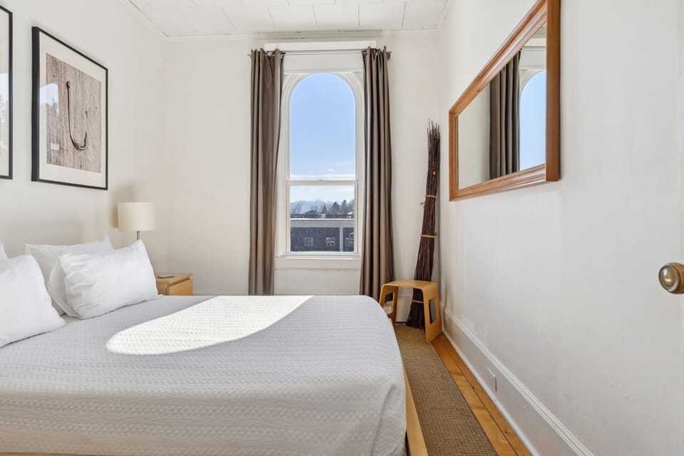 Suite 06-Bedroom