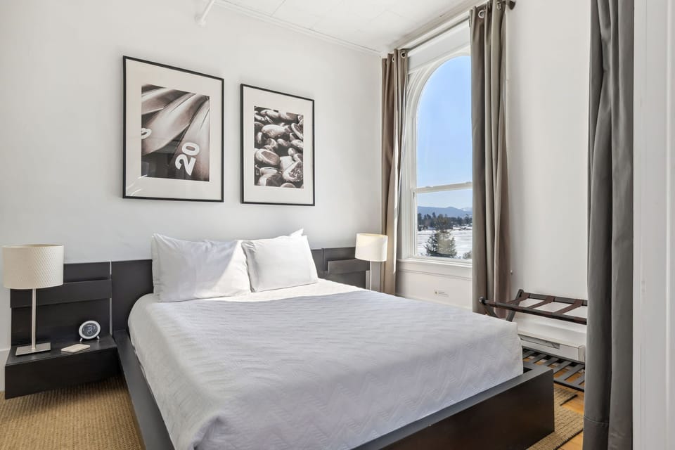 Suite 06-Bedroom