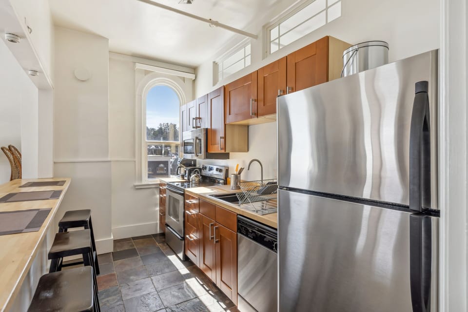 Suite 08-Kitchen