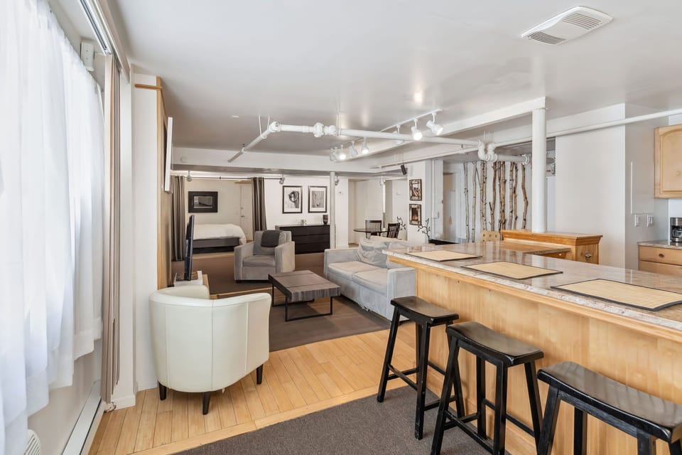 Suite 09-Living Room