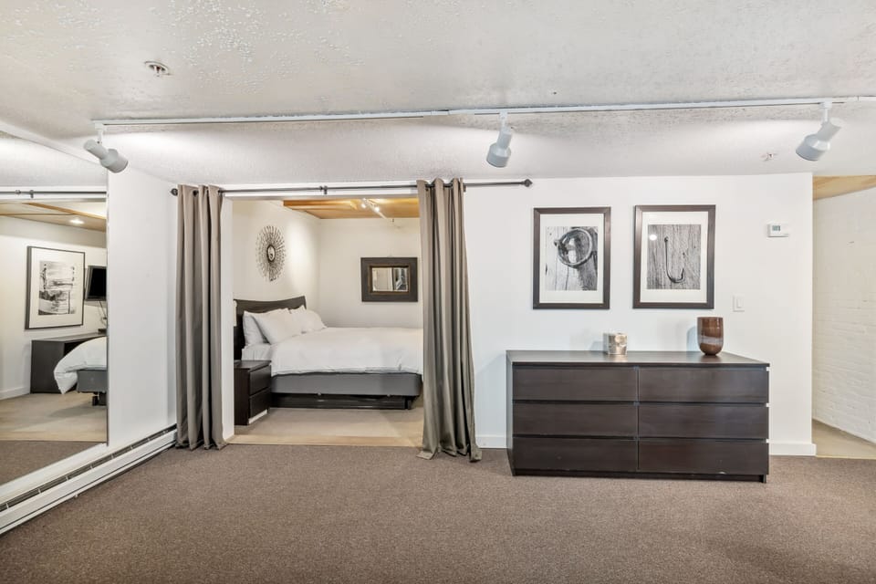 Suite 09-Bedroom