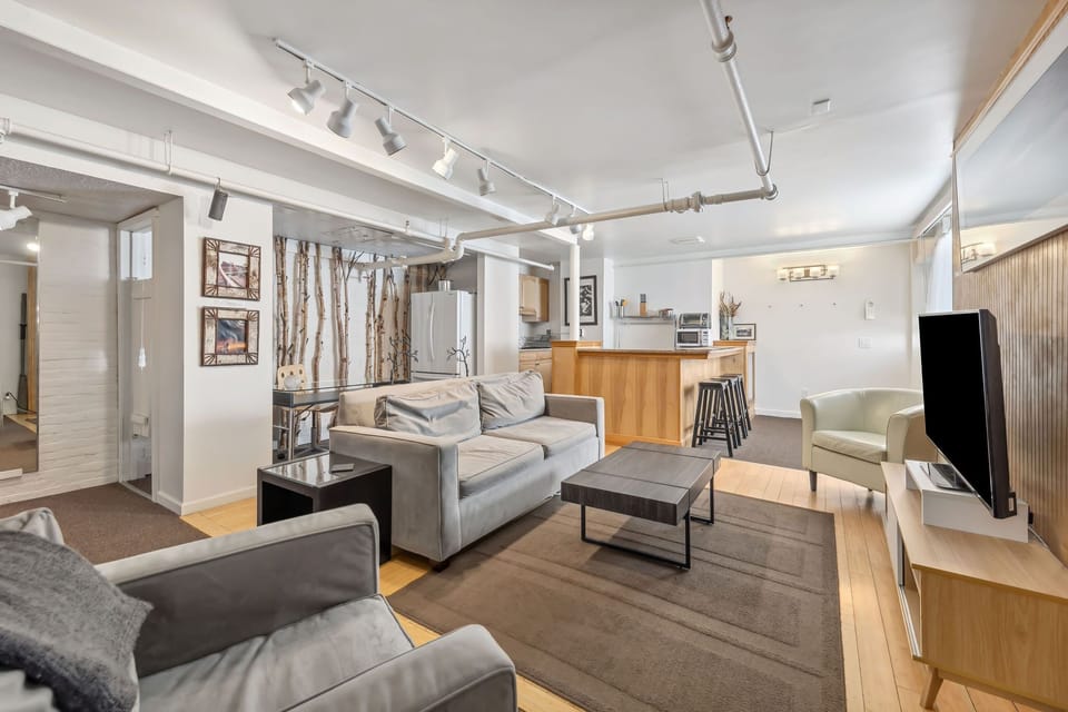 Suite 09-Living Room