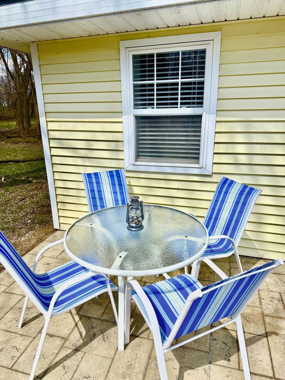 Outdoor dining for 4