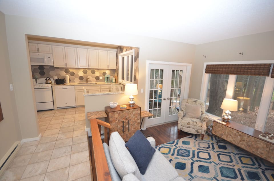 Living area and kitchen. - Living area and kitchen.