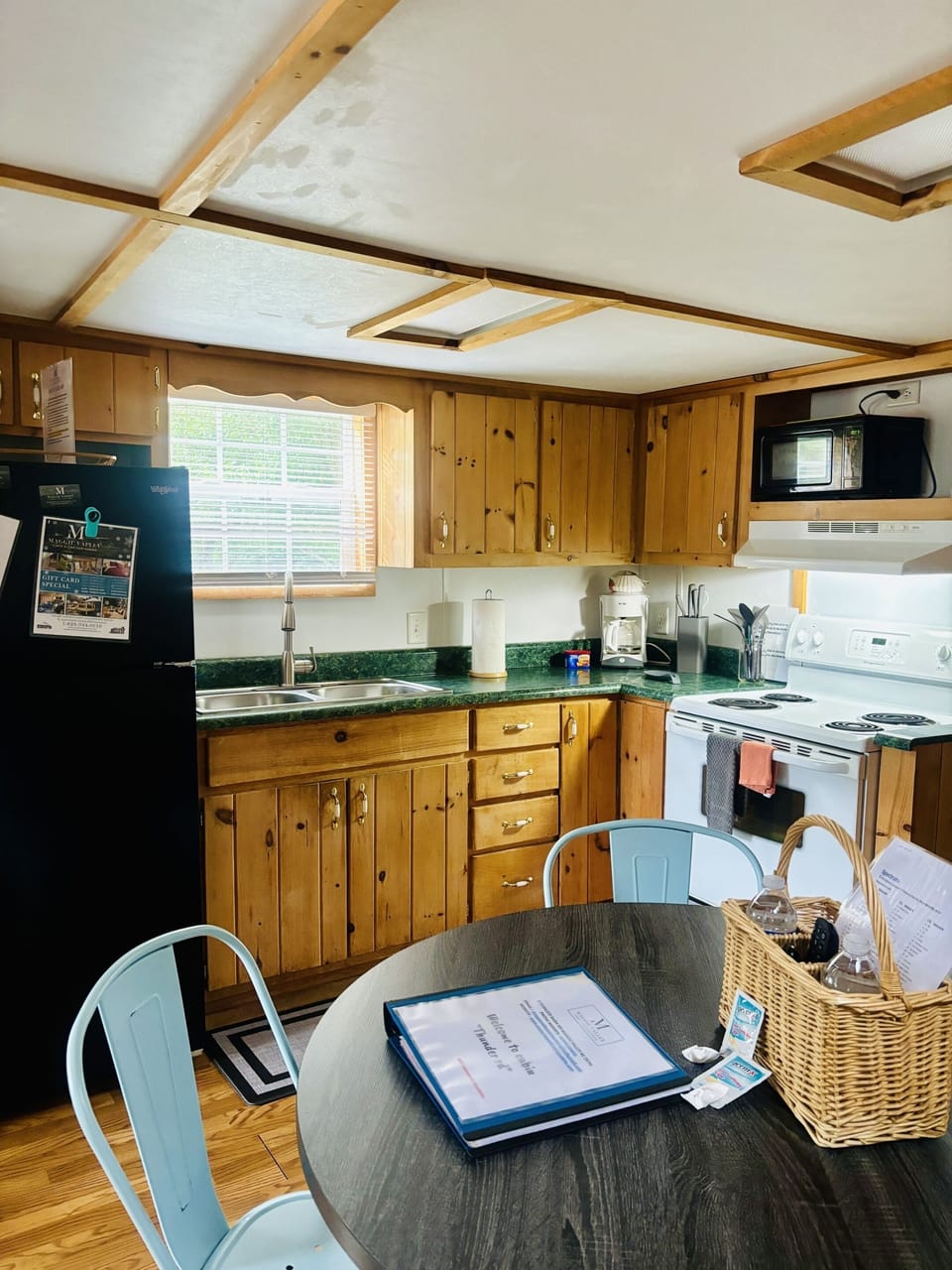 Full Kitchen w/ Dining 