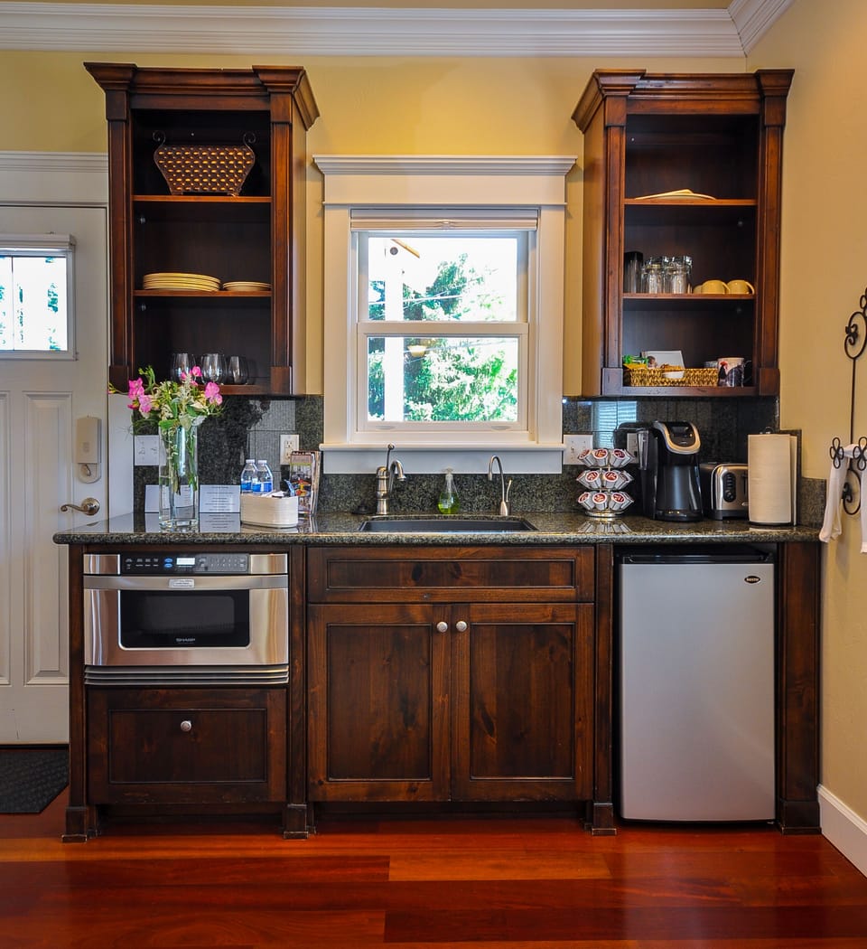 Kitchenette - Microwave, Frig, Keurig
