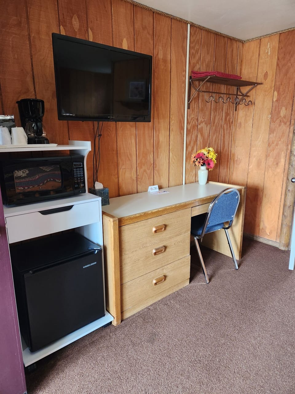 Sierra Room (sitting area with desk/tv/coffee station with microwave and mini fridge