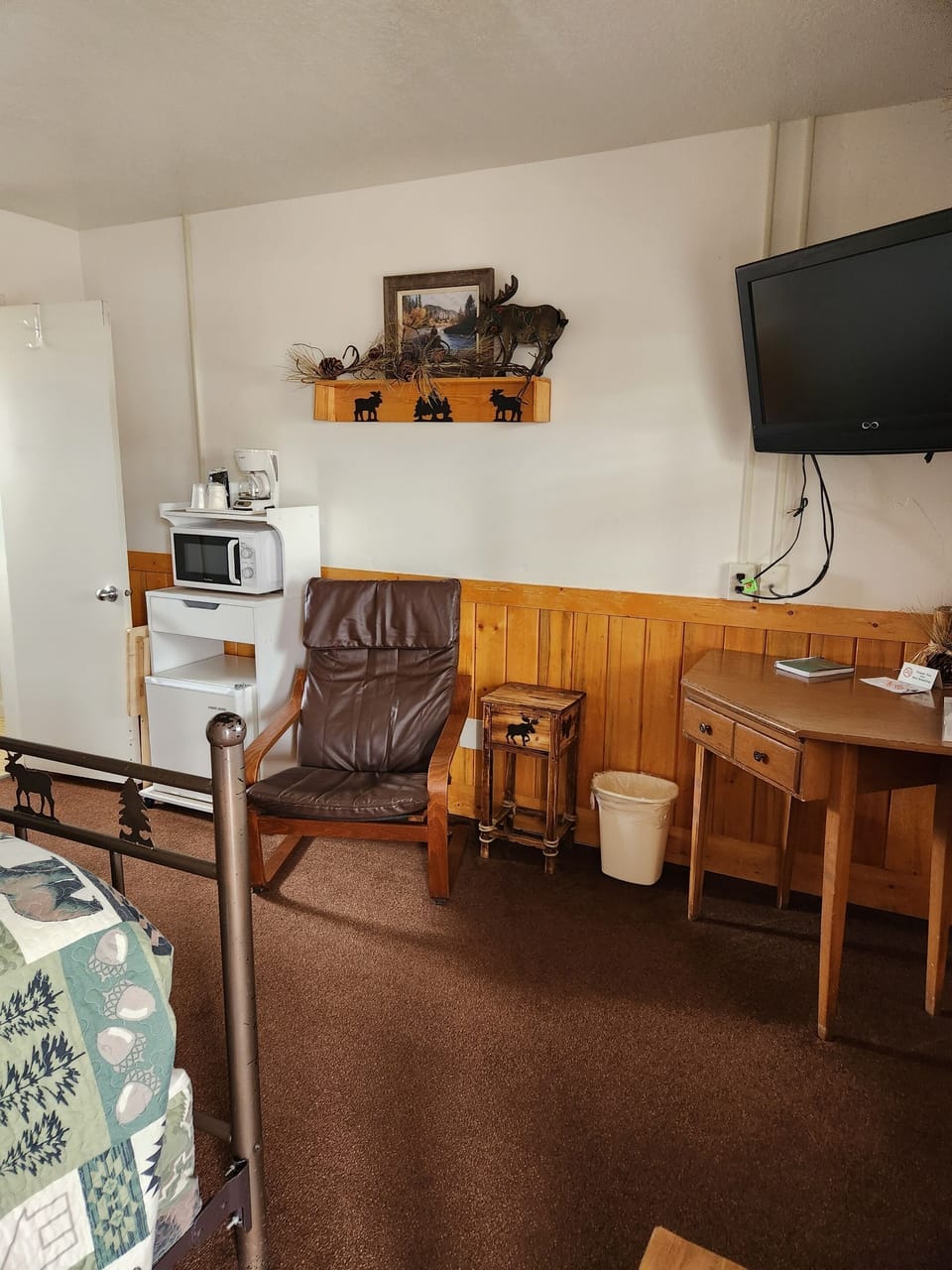 Wildlife Room (coffee station with mini fridge and microwave /tv and sitting area)