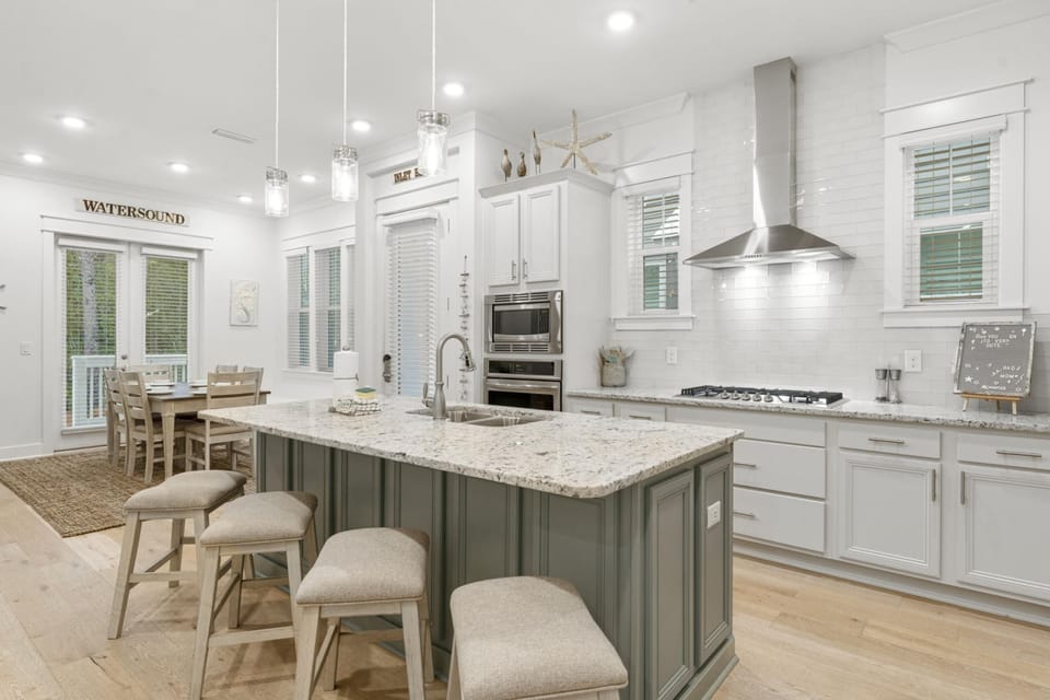 Kitchen with Breakfast Bar