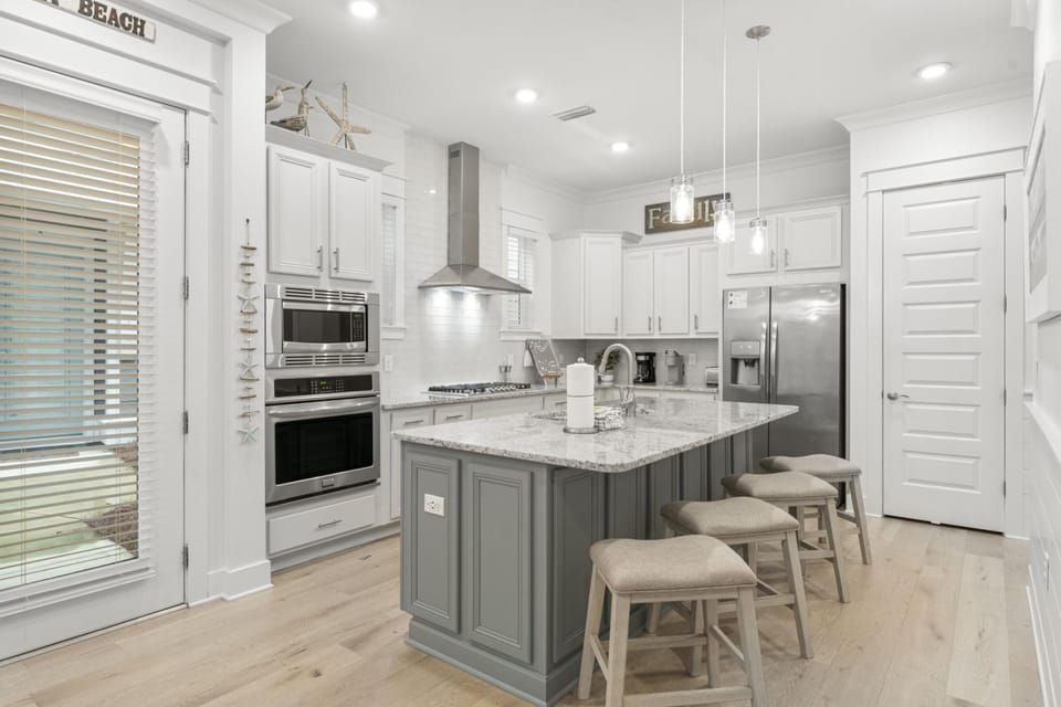 Kitchen with Breakfast Bar