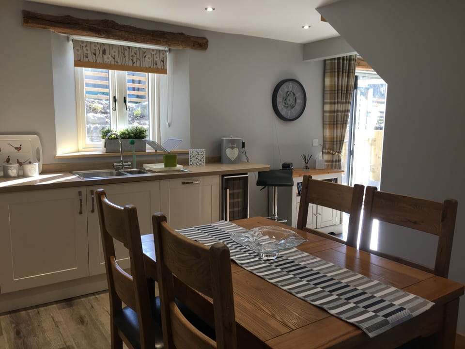 extending dining table