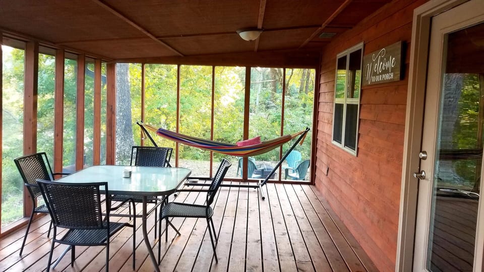 Rainbow Cabin screened porch (3)