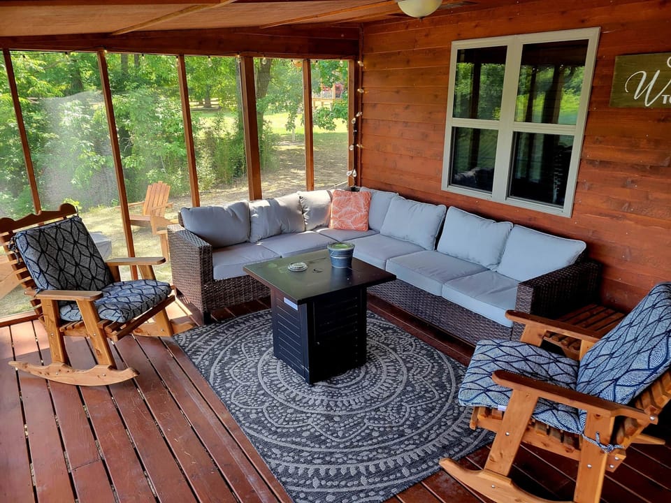 Rainbow Cabin screened porch (2)