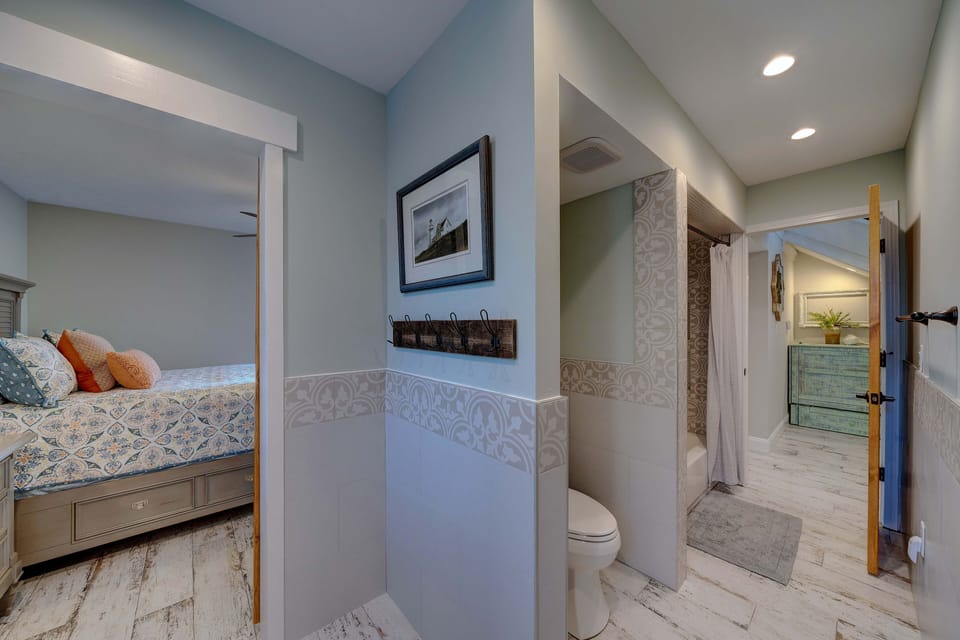 Jack and Jill bed and bath