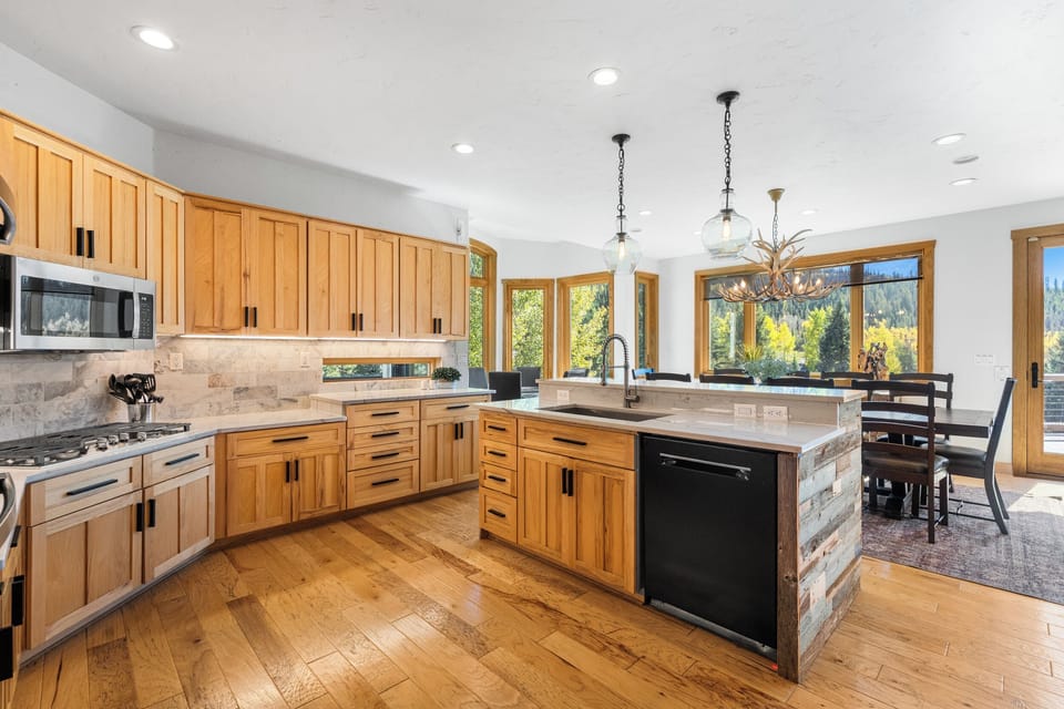 New appliances; fully stocked kitchen
