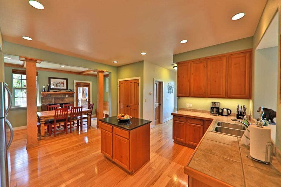 Fully equipped kitchen with breakfast nook, LCD TV, and gas fireplace!