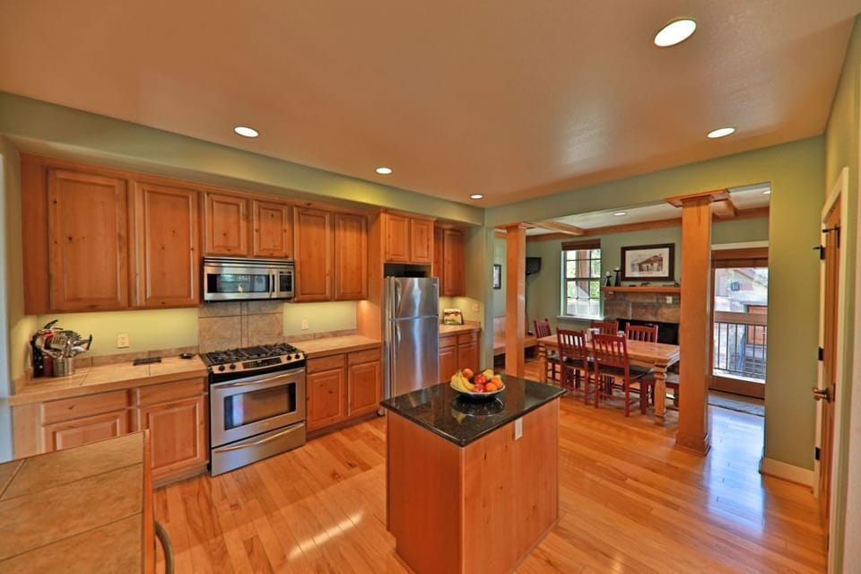 Fully equipped kitchen with breakfast nook, LCD TV, and gas fireplace!