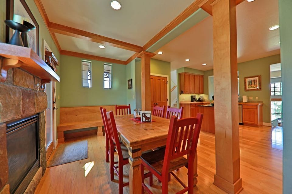 Fully equipped kitchen with breakfast nook, LCD TV, and gas fireplace!