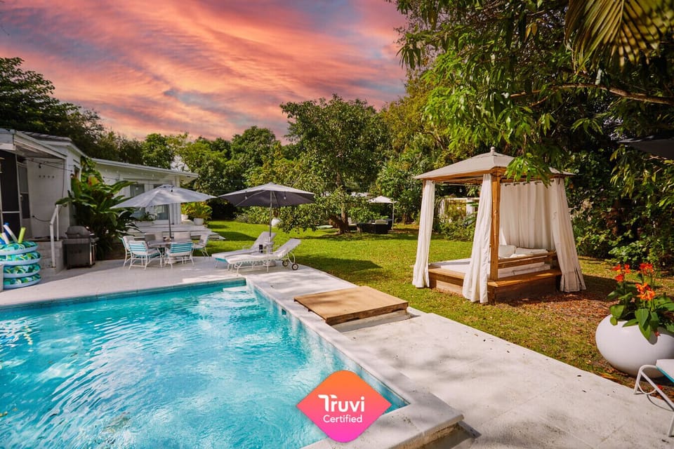 Emerse yourself in a breathtaking relaxing tropical garden. It will cleanse your soul.