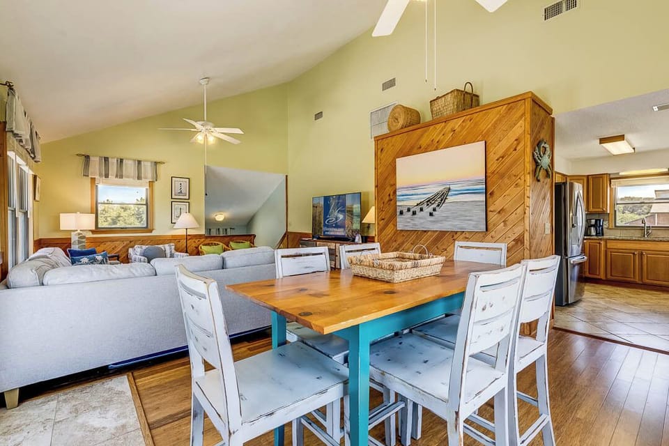 Top-Level Living Room with Additional Table (seats 6)