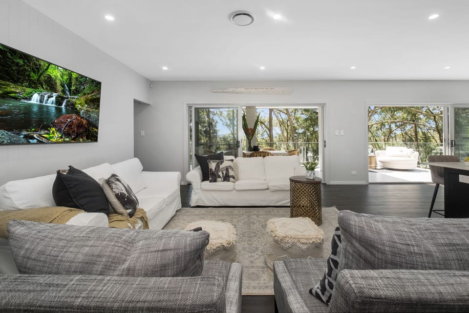 Beautiful home with bush outlook 2 mins drive to Macs Beach