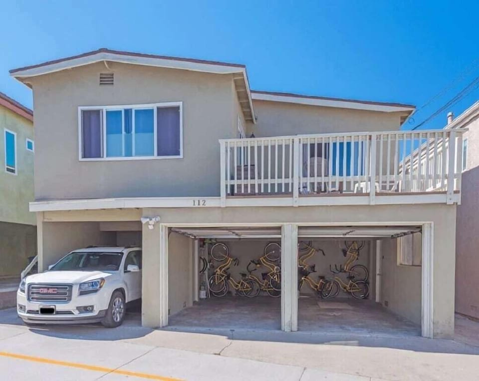 Parking for 2 cars, one in garage and one in carport. Small SUVs will fit.  Also see back balcony off of the fourth bedroom!