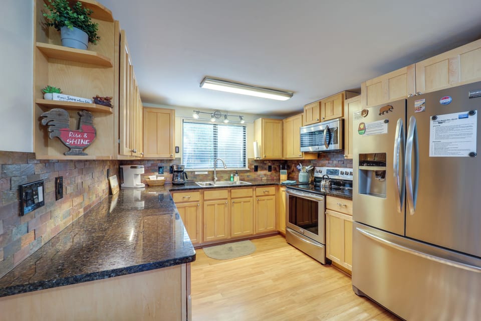 Kitchen | Dishware & Cookware Provided