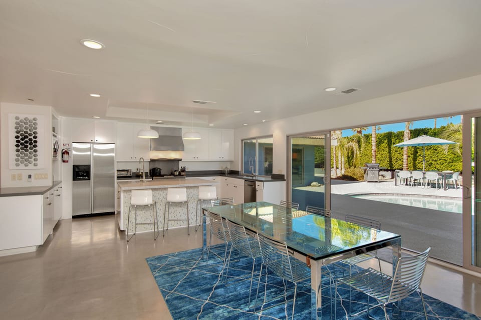 Open flow from kitchen to dining to pool.