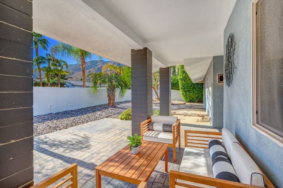 Enjoy the morning mountain views from the private front garden. 