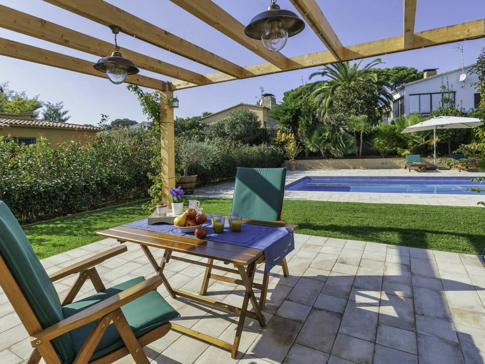 Property, Building, Patio, Real Estate, Backyard, House, Furniture, Yard, Home, Room