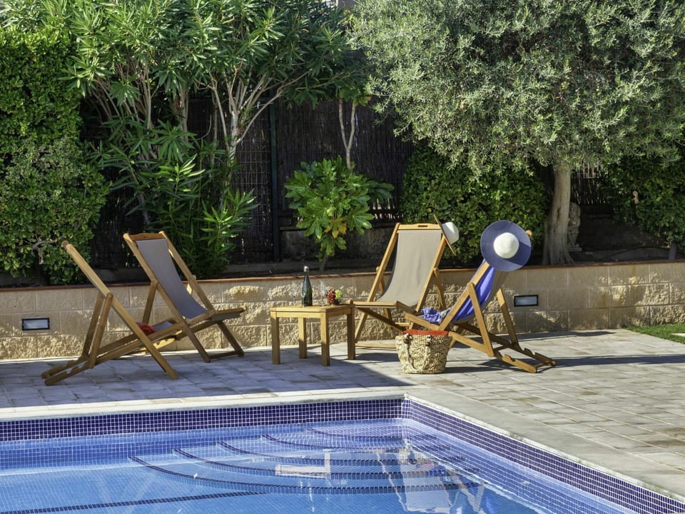 Water, Plant, Swimming Pool, Outdoor Furniture, Tree, Sunlounger, Wood, Sunlight, Shade, Leisure