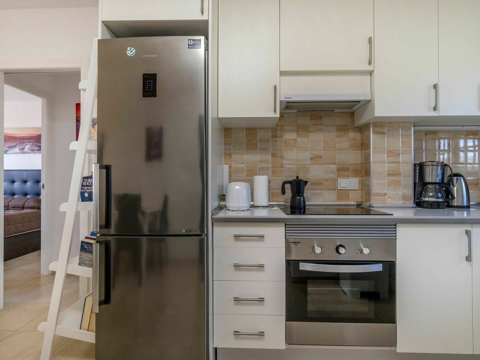 Room, Cabinetry, Furniture, Kitchen, Countertop, Property, Floor, Interior Design, Building, Tile