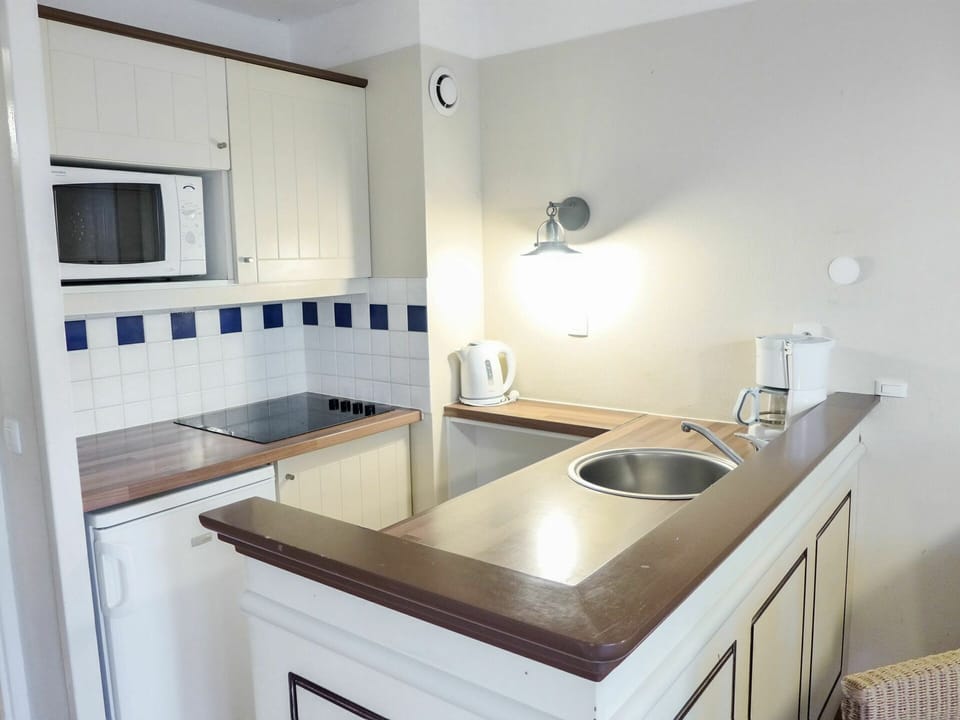 Countertop, Property, Room, Sink, Kitchen, Furniture, Cabinetry, Interior Design, Floor, Building