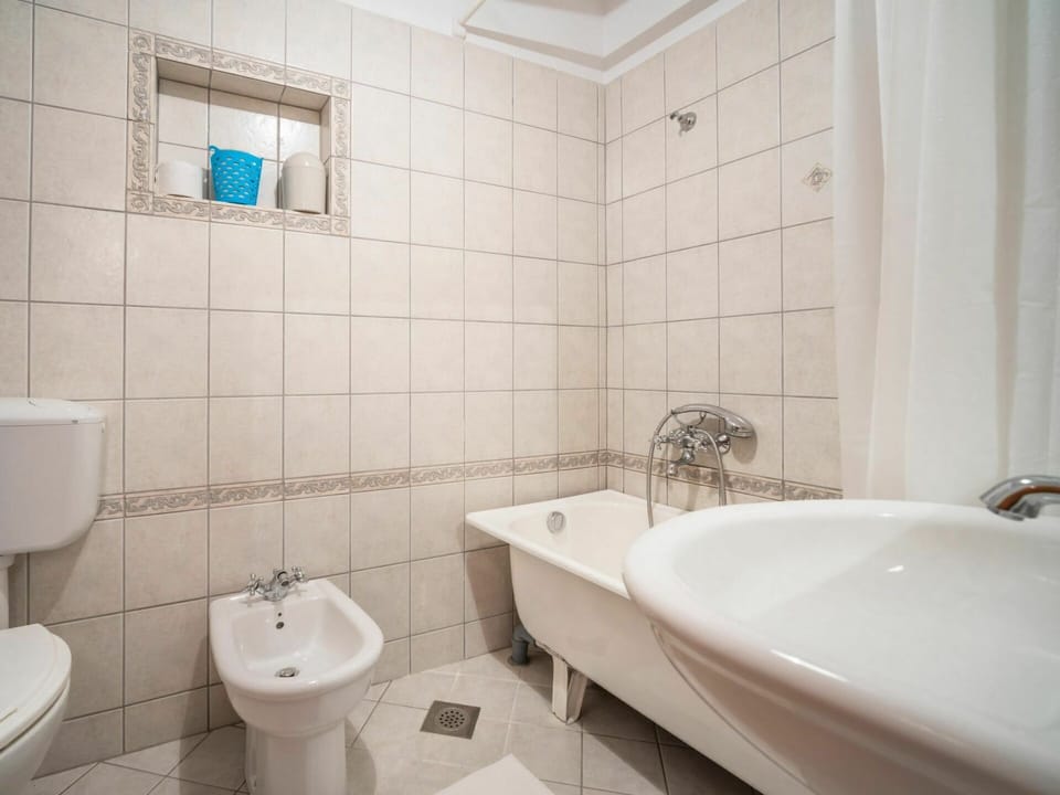 Bathtub, Plumbing Fixture, Property, White, Tap, Bathroom, Purple, Interior Design
