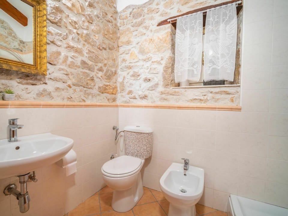Brown, Plumbing Fixture, Property, Sink, Tap, Mirror, Bathroom Sink, Building, Purple, Bathroom