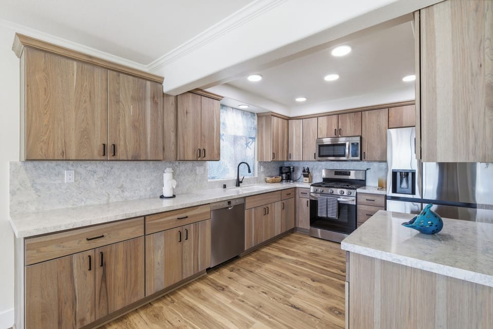 Lower Unit Fully Remodeled Kitchen
Features quartz countertops, stainless steel appliances, dishwasher, and a Keurig Duo coffee maker for both K-Cups and full pots of drip coffee.
