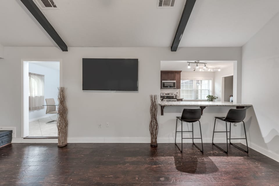 Living Room
65' Smart TV