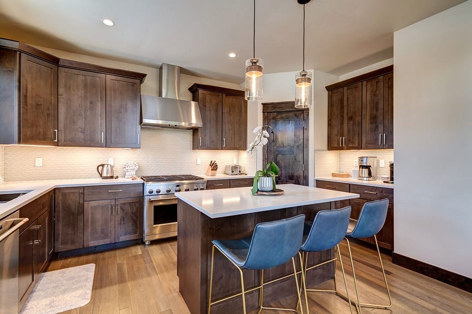 Kitchen and Breakfast Bar