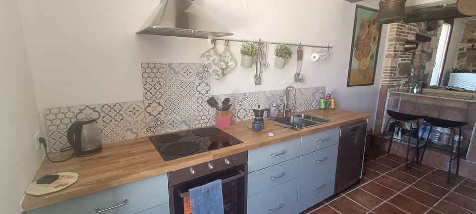 fully equiped with induction cooking, oven, dishwasher