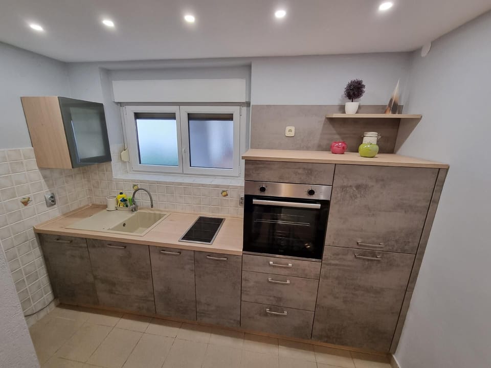 Kitchen area. kitchen