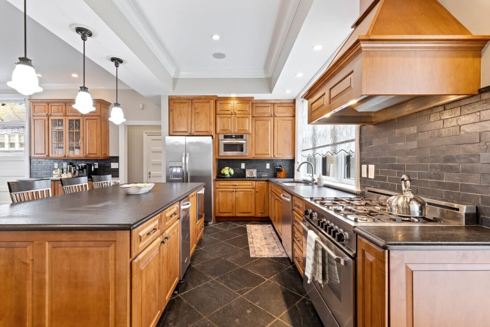 Six-burner gas range and enough room for several cooks!