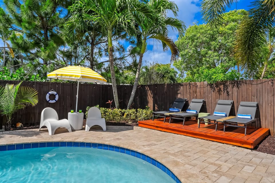 🌴 Catch those rays and drift away in to vacation— poolside perfection awaits!