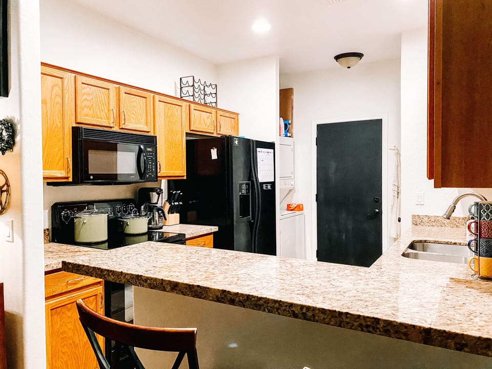 Breakfast bar, coffee, microwave, fridge & dishwasher