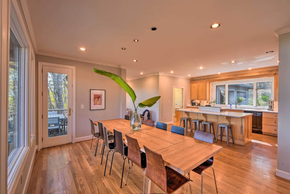 Kitchen & Dining Area | Main Level